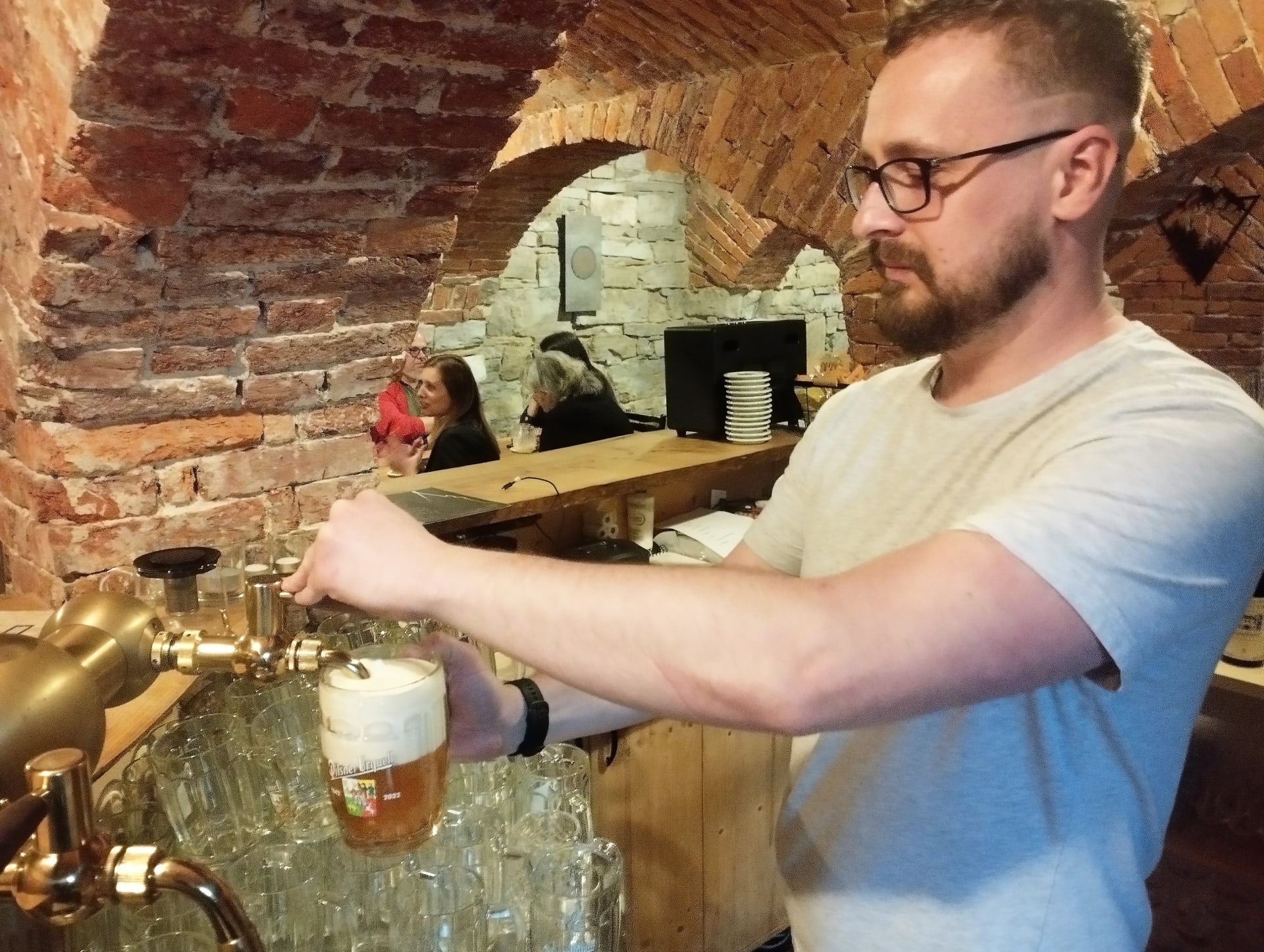 Reakce slezských hospodských na zdražení piva. Na snímku David Kafka, provozovatel pivnice a zároveň vinárny Pod Věží ve slezském Frýdku.