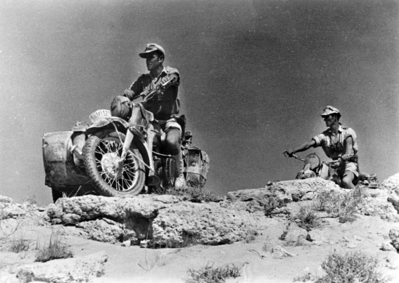 Hlídka Afrikakorpsu na motocyklech