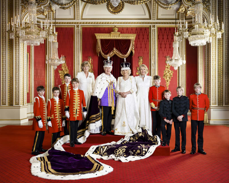 Buckinghamský palác zveřejnil nové portréty krále Karla III.