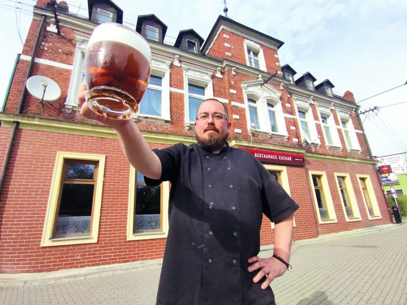 Reakce slezských hospodských na zdražení piva. Na snímku Tomáš Dědek, majitel hostince Kuchař v Hlučíně, kde se pivo čepuje od roku 1890.