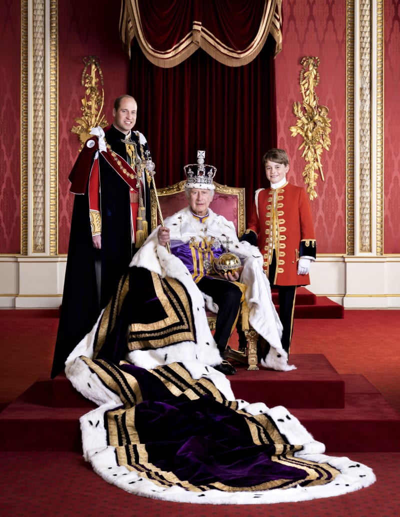 Buckinghamský palác zveřejnil nové portréty krále Karla III. Na jednom je zachycen s následníky trůnu.
