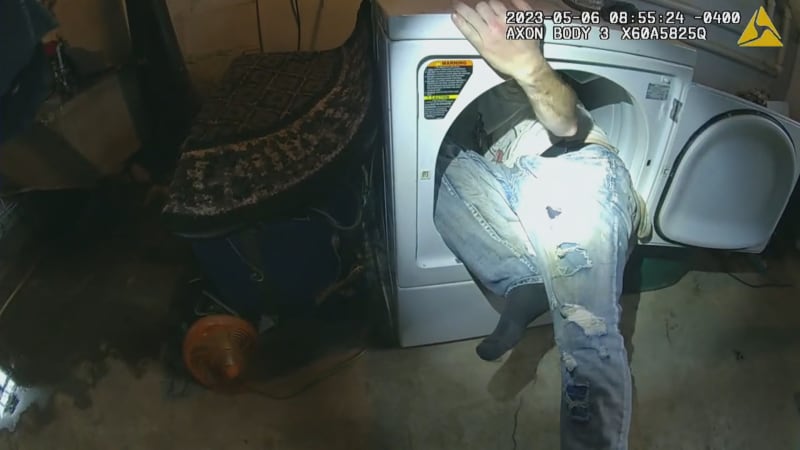 Drogový dealer se před policisty schoval v sušičce na prádlo.