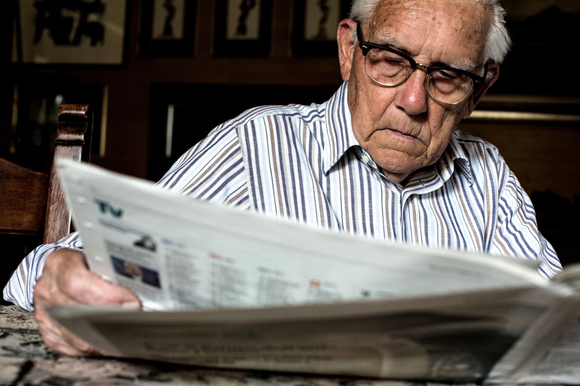 Muž čte noviny