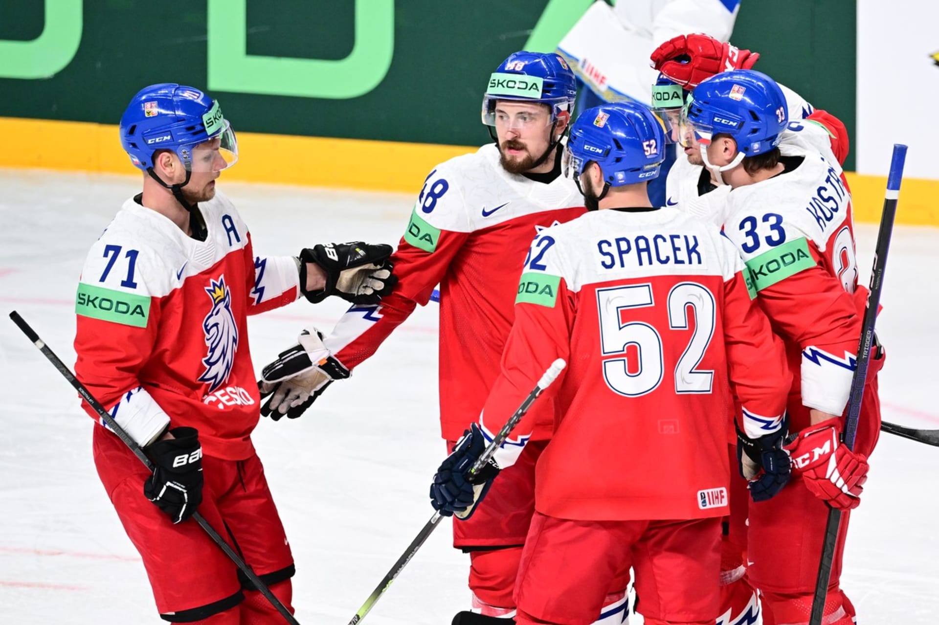 Čeští hokejisté slaví jeden z gólů do sítě Kazachstánu.