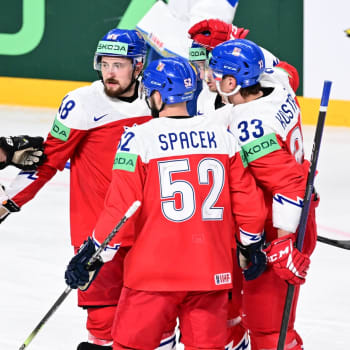 Čeští hokejisté slaví jeden z gólů do sítě Kazachstánu.