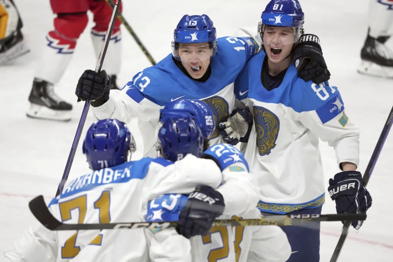 Kazašští hokejisté se radují z gólu do české sítě.