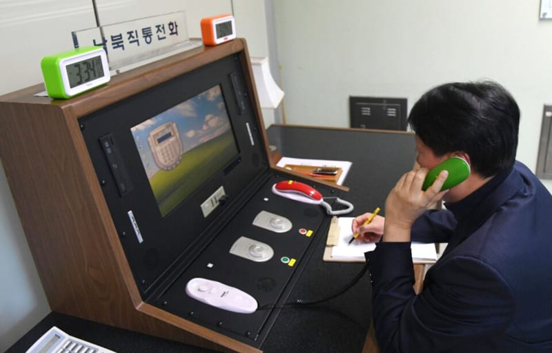 Fotografie bliss na počítači úředníka jihokorejského minisrstva při obnově horké linky se Severní Koreou