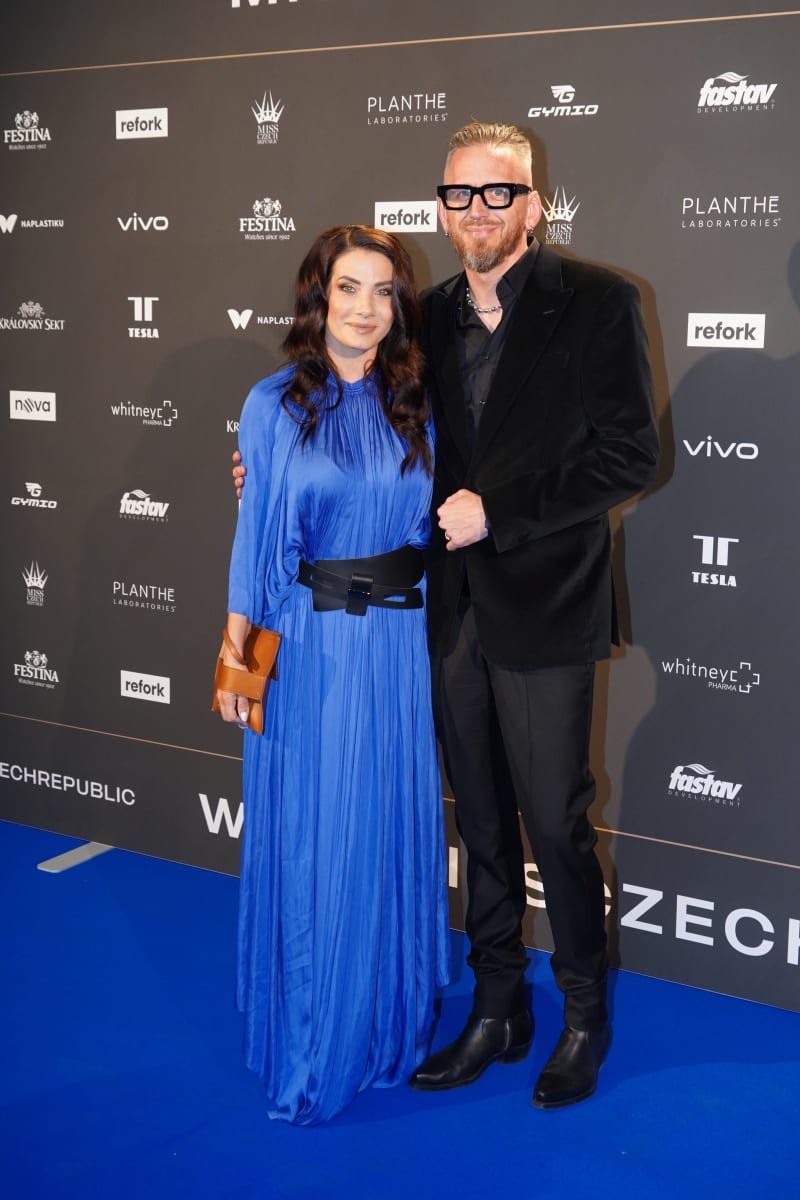 Eva Decastelo je aktuálně šťastná s Tomášem Třeštíkem, jenž je stále manželem Třeštíkové.
