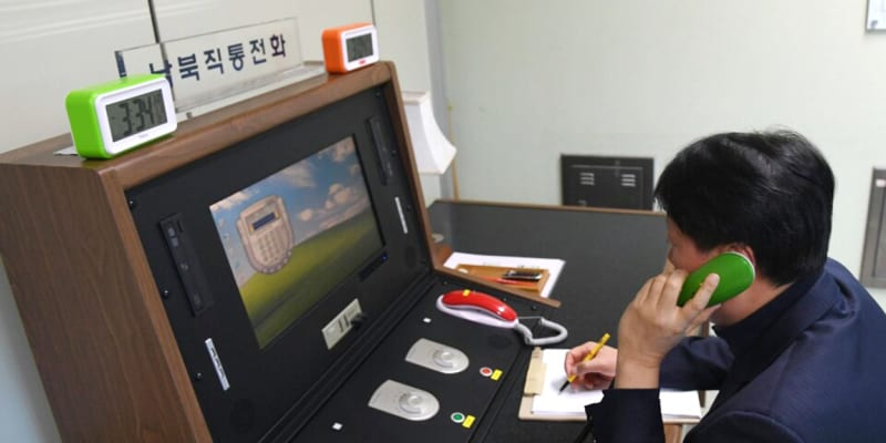 Fotografie bliss na počítači úředníka jihokorejského minisrstva při obnově horké linky se Severní Koreou