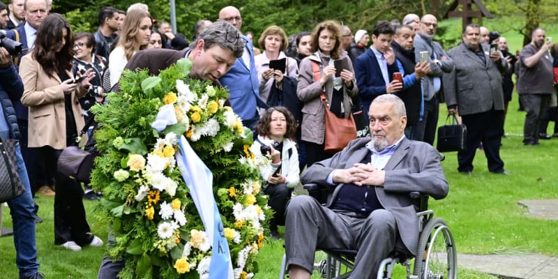 Karel Schwarzenberg v Letech u Písku uctil romské oběti druhé světové války.