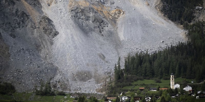 Ve švýcarské vesnici Brienz hrozí masivní sesuv půdy.