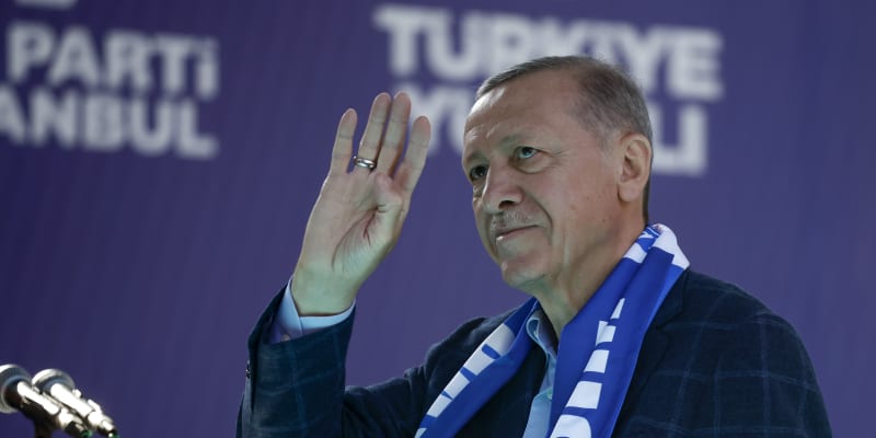 Turecký prezident Recep Tayyip Erdogan hovoří na svém posledním předvolebním mítinku ve čtvrti Beyoglu, kde prožil své dětství, 13. května 2023 v Istanbulu.