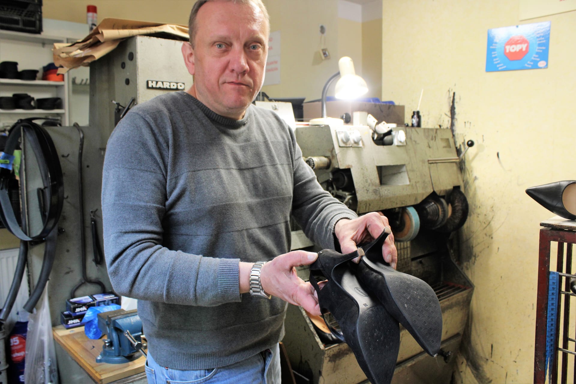 Obuvník Martin Gnebus podniká už 30 let. Zvýšení DPH na opravy obuvi a kožených výrobků ho naštvalo.