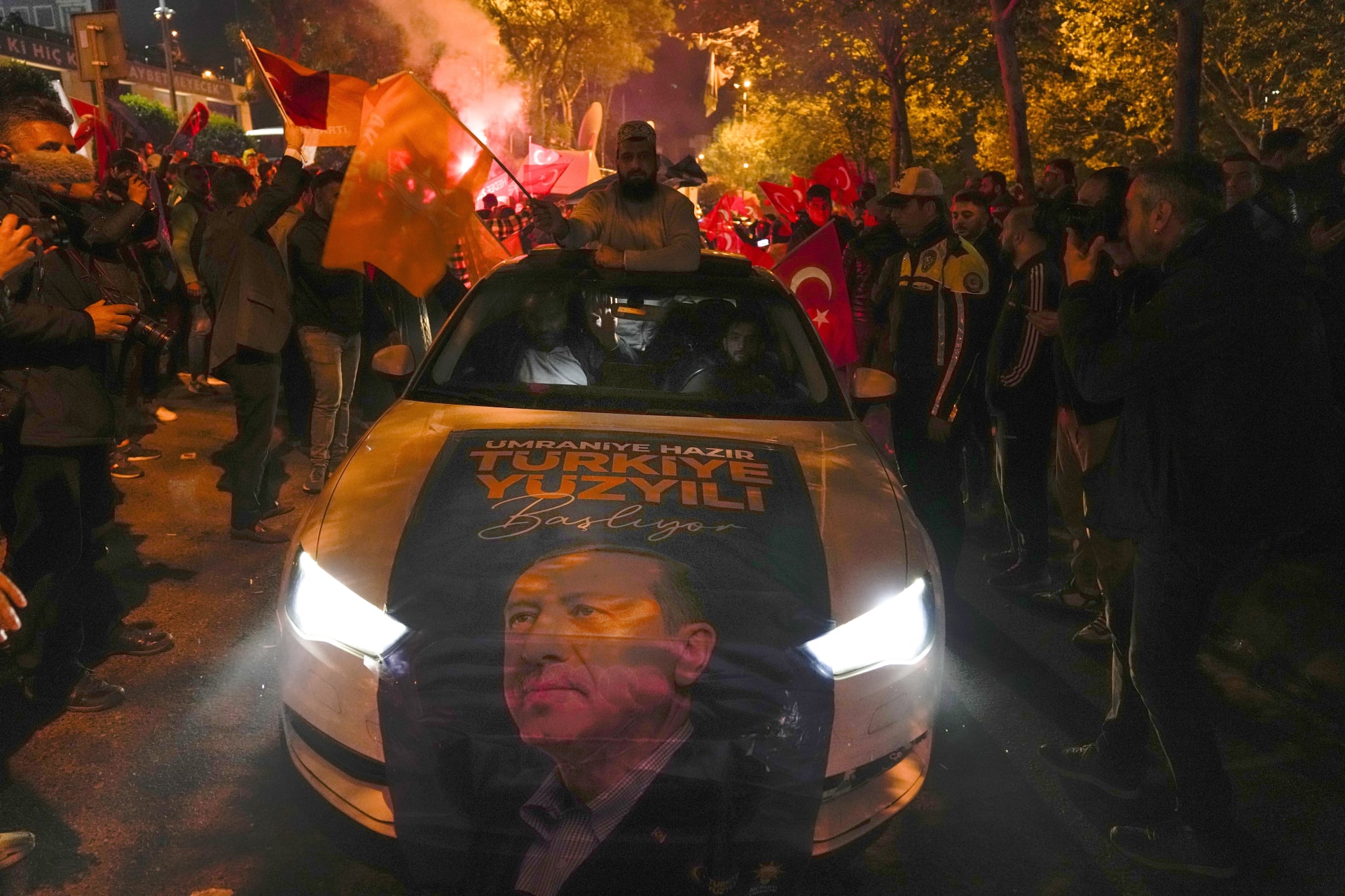 Příznivci prezidenta Recepa Tayyipa Erdogana jásají před sídlem Strany spravedlnosti a rozvoje (AKP) v tureckém Istanbulu v pondělí 15. května 2023. 