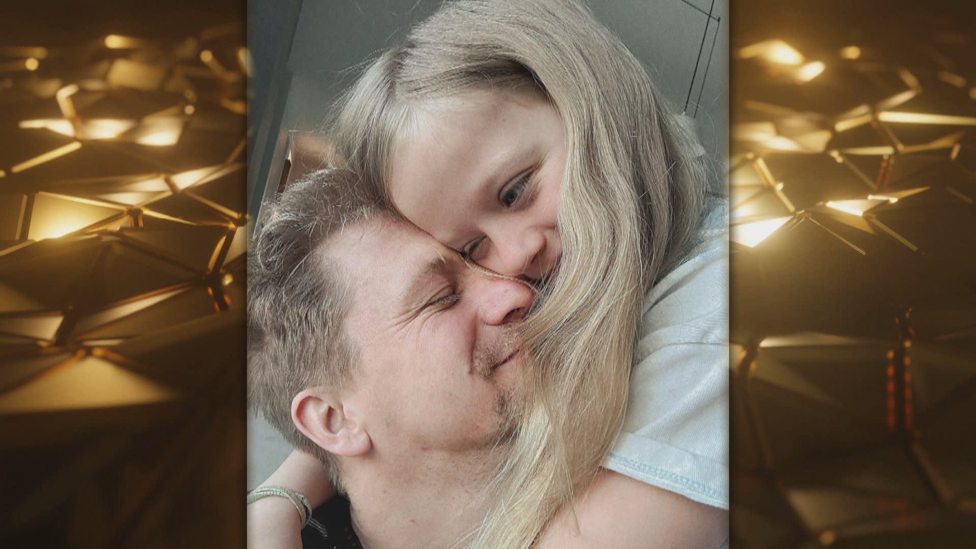 Tomáš Klus s vlastní dcerou.