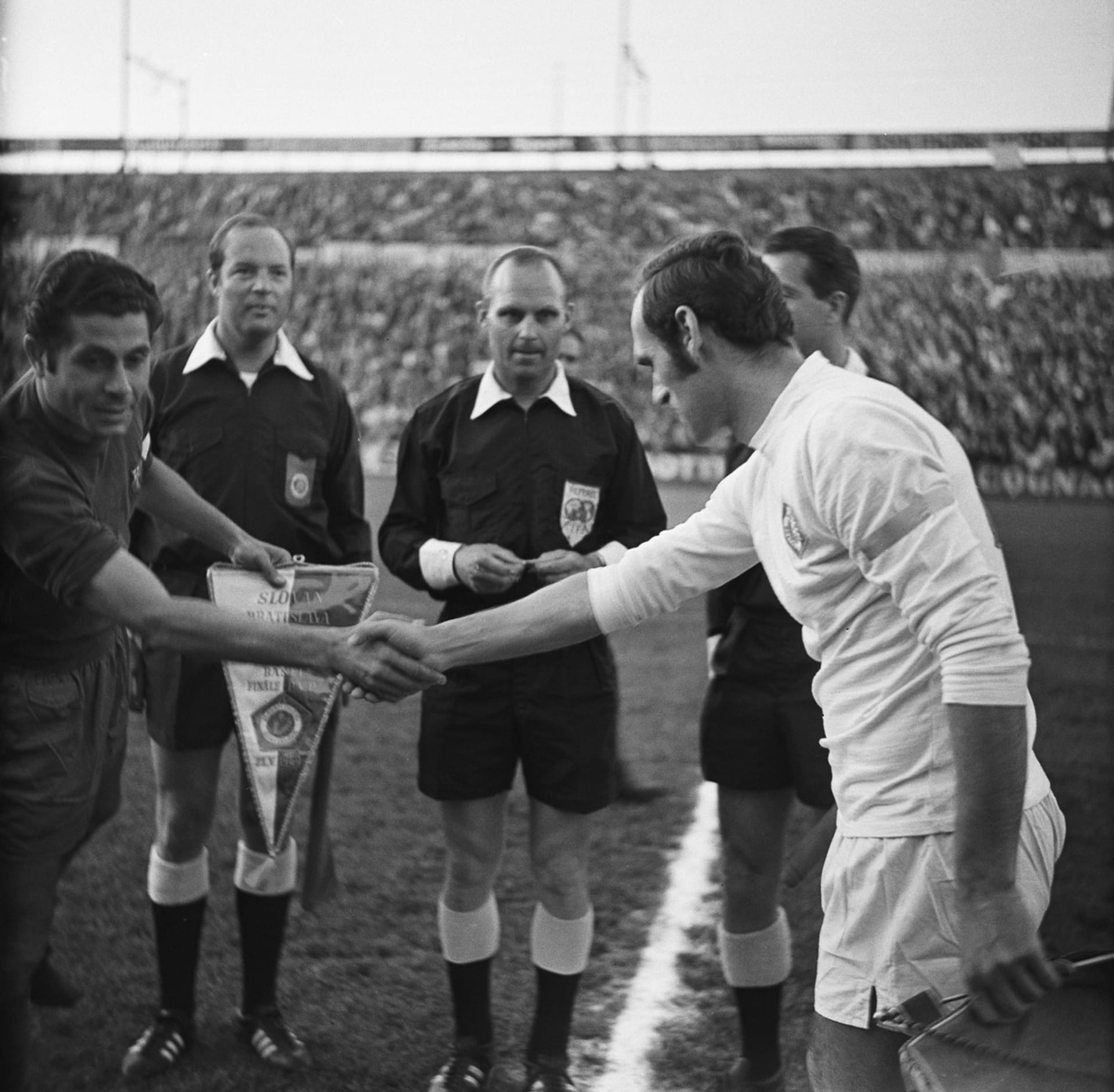 Kapitán FC Barcelony Ferran Olivella (vlevo) se zdraví s kapitánem Slovanu Bratislava Alexanderem Horváthem před finále Poháru vítězů pohárů, které vyhrál slovenský tým 3:2. (21. května 1969) 