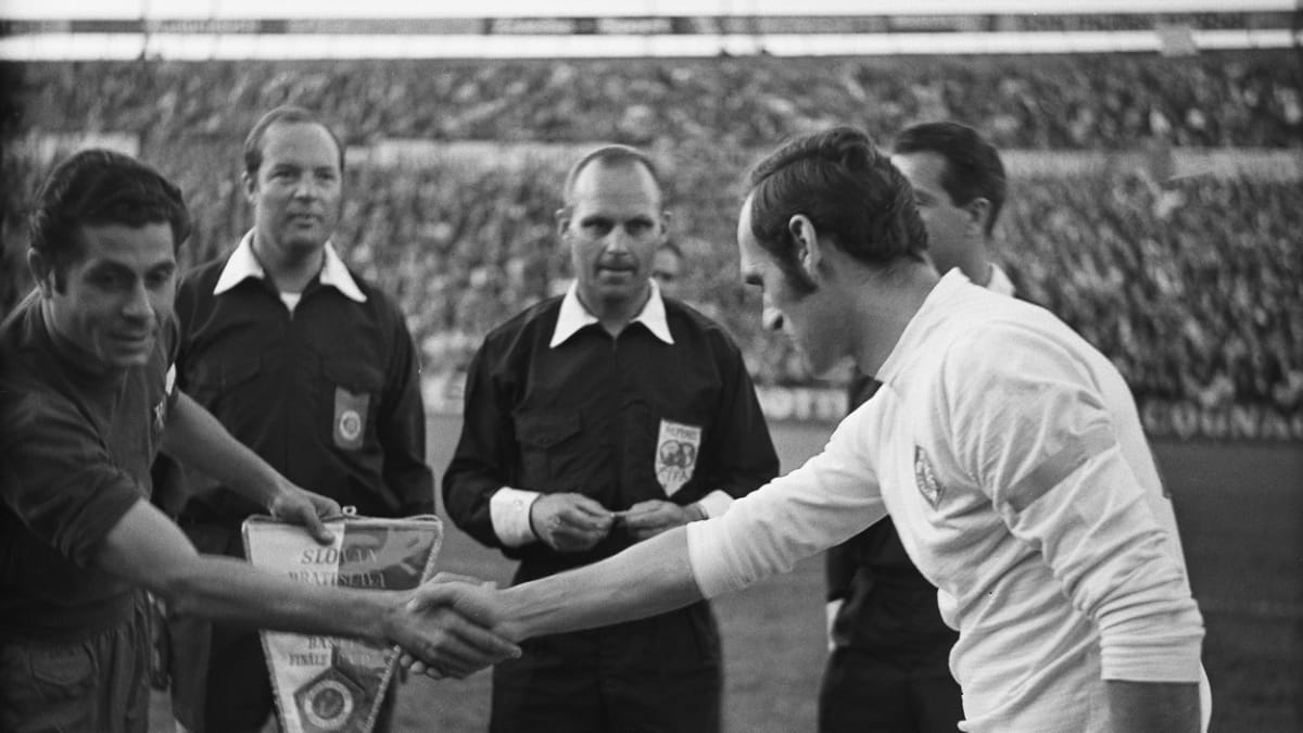 Kapitán FC Barcelony Ferran Olivella (vlevo) se zdraví s kapitánem Slovanu Bratislava Alexanderem Horváthem před finále Poháru vítězů pohárů, které vyhrál slovenský tým 3:2. (21. května 1969) 