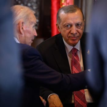 Americký prezident Biden a turecký protějšek Erdogan na mítinku G20 (15. 11. 2022)