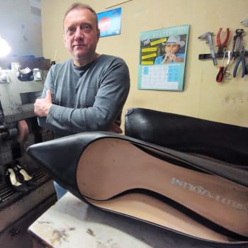 Obuvník Martin Gnebus podniká už 30 let. Zvýšení DPH na opravy obuvi a kožených výrobků ho naštvalo. 