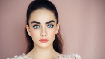 TikTok zachvátila nová virální teorie. Proč si lidé nasazují filtr modrých očí?