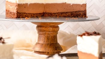 Moccacino nepečený cheesecake s mléčnou a bílou čokoládou  