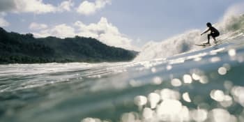 Smrtící útok žraloka: Našel se jen surf překousnutý vejpůl. Čeká se, jestli tělo vydá moře