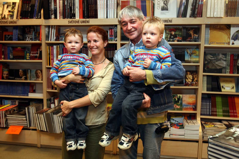 Vladimír Dlouhý s manželkou a dětmi