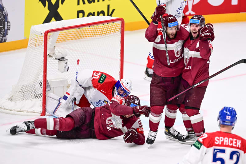 Lotyši se radují po vstřeleném gólu.
