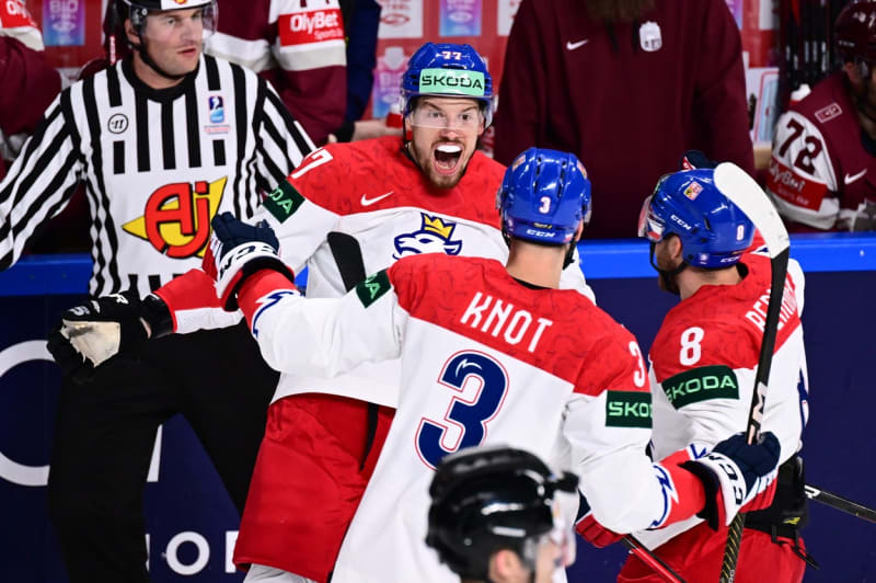 Čeští hokejisté se radují z gólu proti Lotyšům.
