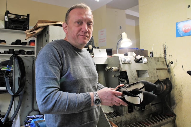 Obuvník Martin Gnebus podniká už 30 let. Zvýšení DPH na opravy obuvi a kožených výrobků ho naštvalo.