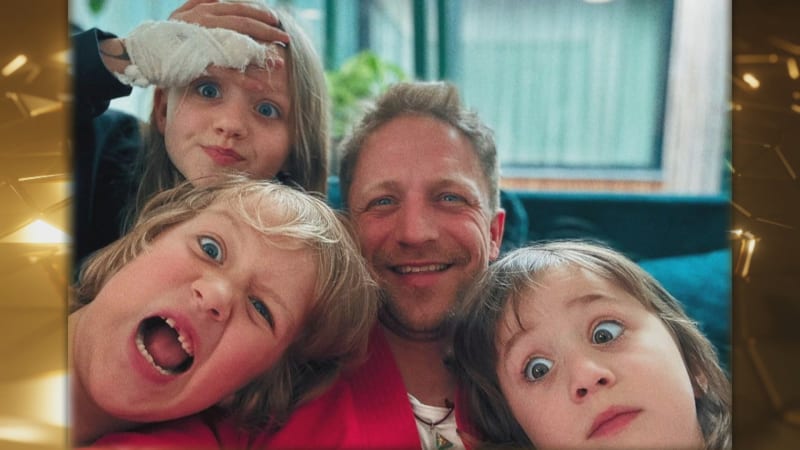 Tomáš Klus s dětmi.