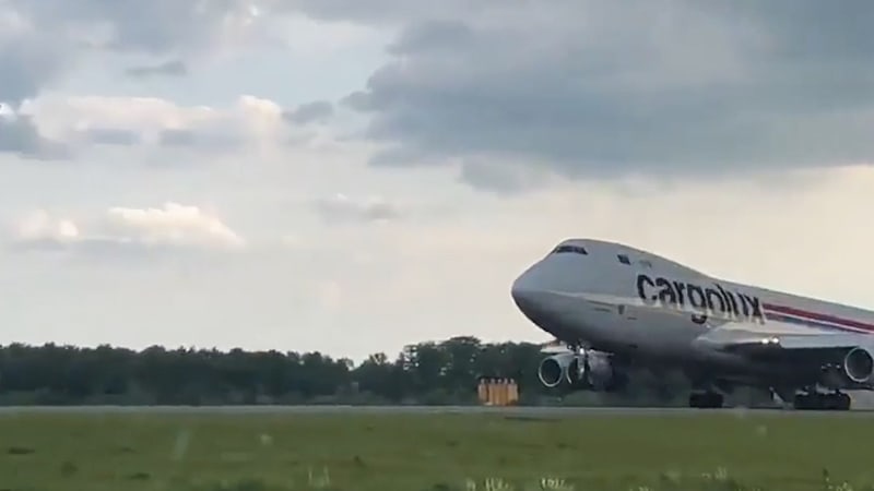 Boeing 747-400 F společnosti Cargolux upadl při přistávání podvozek.