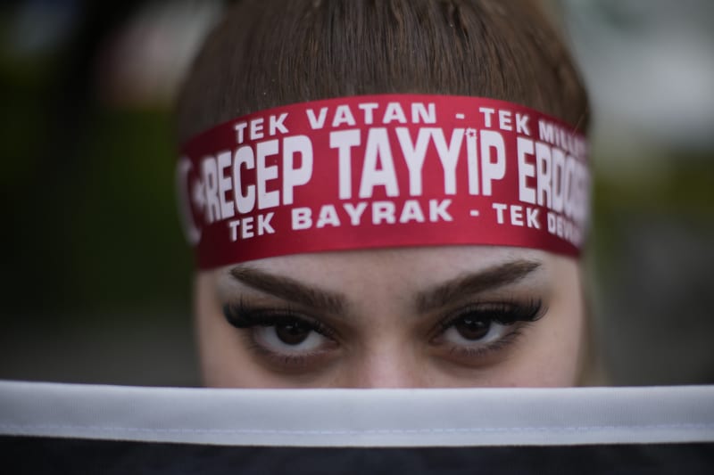 Příznivkyně prezidenta Recepa Tayyipa Erdogana stojí před sídlem strany AK v tureckém Istanbulu v neděli 14. května 2023.