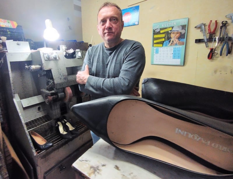 Obuvník Martin Gnebus podniká už 30 let. Zvýšení DPH na opravy obuvi a kožených výrobků ho naštvalo. 