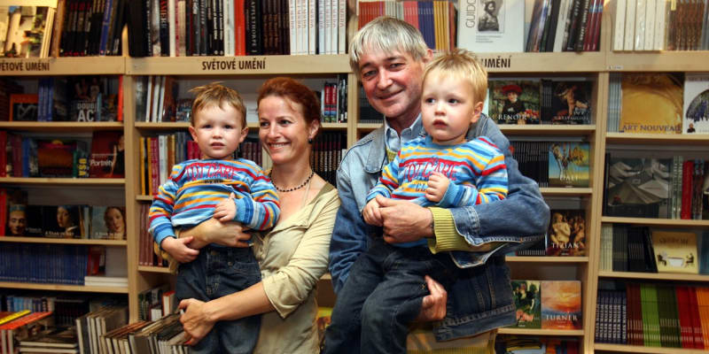 Vladimír Dlouhý se manželkou Petrou Jungmanovou a dvojčaty