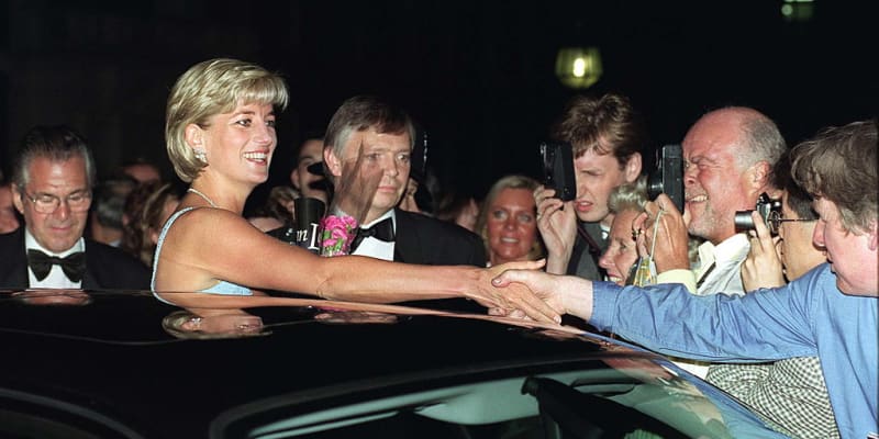 Náušnic vyrobených na zakázku k náhrdelníku už se princezna Diana bohužel nedočkala.