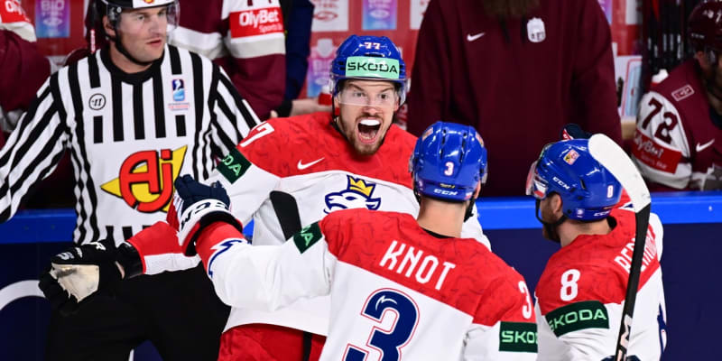 Čeští hokejisté se radují z gólu proti Lotyšům.