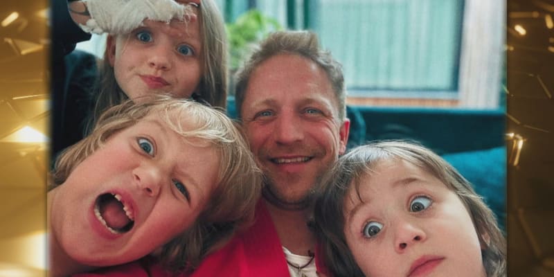 Tomáš Klus s dětmi.