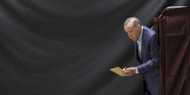 Turecký prezident Recep Tayyip Erdogan vychází z volební místnosti v Istanbulu, neděle 14. května 2023.
