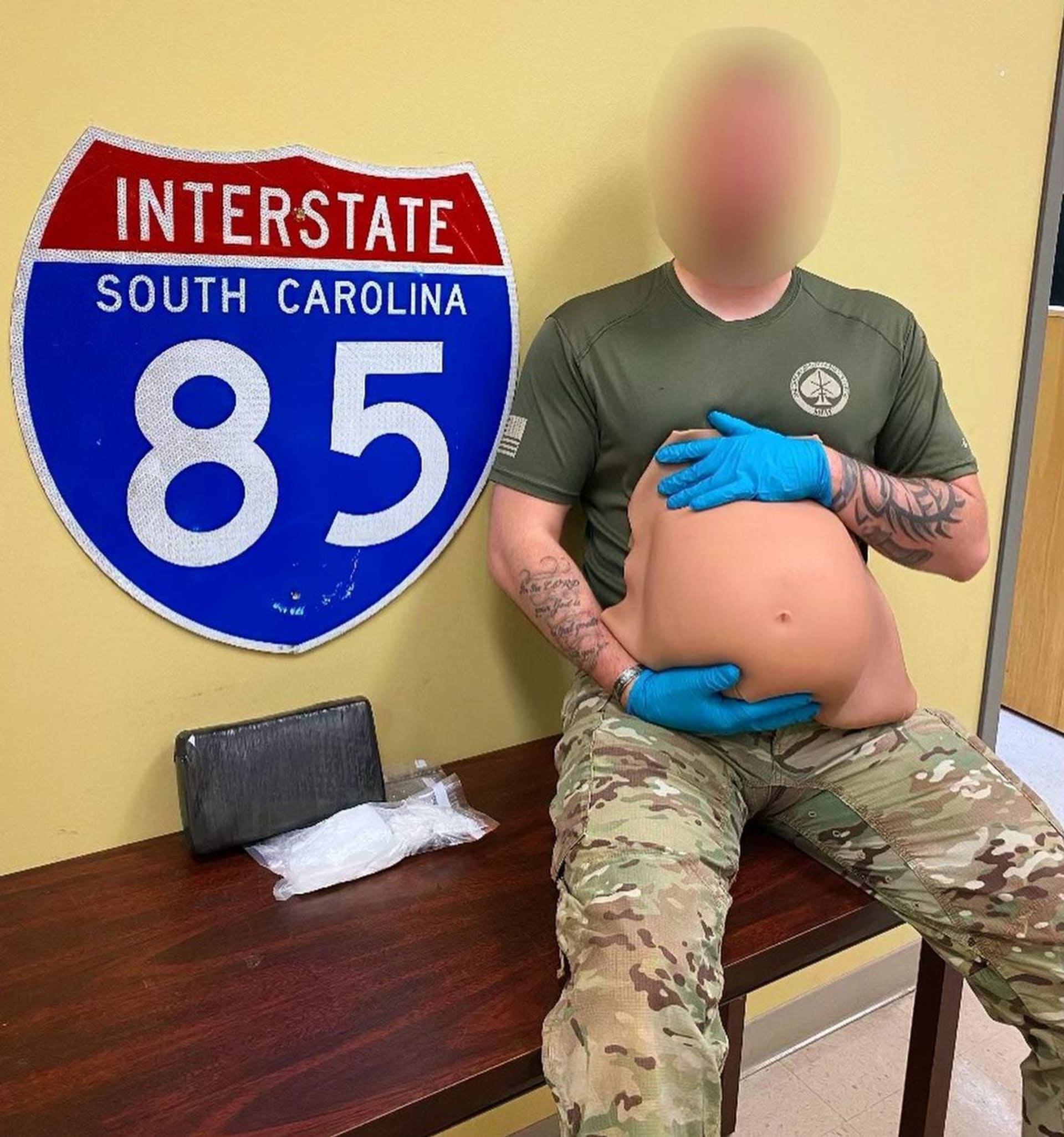 Policie zveřejnila fotografii falešného těhotenského břicha, ve kterém žena v Severní Karolíně pašovala kokain.