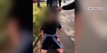 Chlapec na kolenou a pistole u hlavy. Policisté ztotožnili členy gangu, není jim ani 15 let