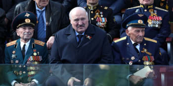 Lukašenko neujde pár metrů a neudrží rovnováhu. Svět spekuluje o jeho vážné nemoci
