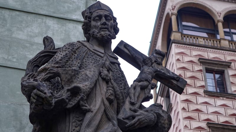 Praha je soch svatých plná...