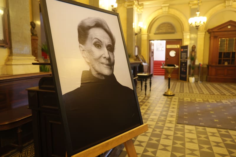 Poslední rozloučení se Soňou Červenou se konalo v budově Národního divadla.