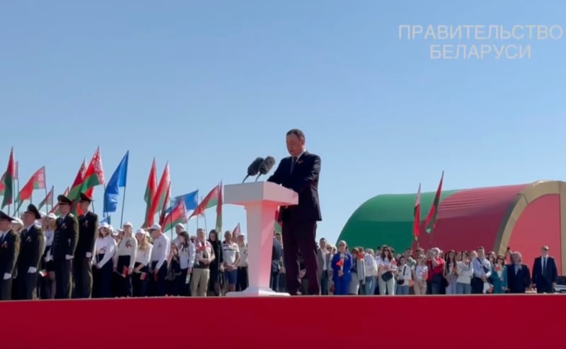 Běloruský premiér Raman Haloučanka nahradil prezidenta Alexandra Lukašenka na ceremoniálu v Minsku. Záměna přispěla ke spekulacím o mocnářově zdraví. 
