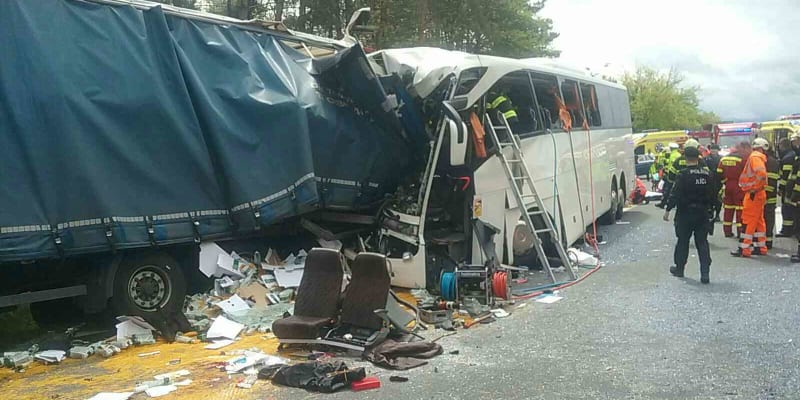 Střet autobusu s kamionem na Slovensku