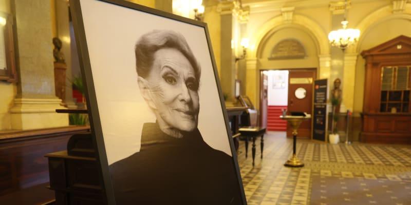 Poslední rozloučení se Soňou Červenou se konalo v budově Národního divadla.