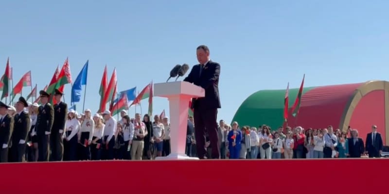 Běloruský premiér Raman Haloučanka nahradil prezidenta Alexandra Lukašenka na ceremoniálu v Minsku. Záměna přispěla ke spekulacím o mocnářově zdraví. 