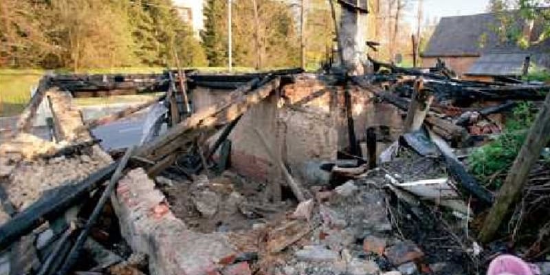 Ruiny domu ve Vítkově, který zapálili žháři v roce 2009. Dnes už tam nejsou ani tyto ruiny.