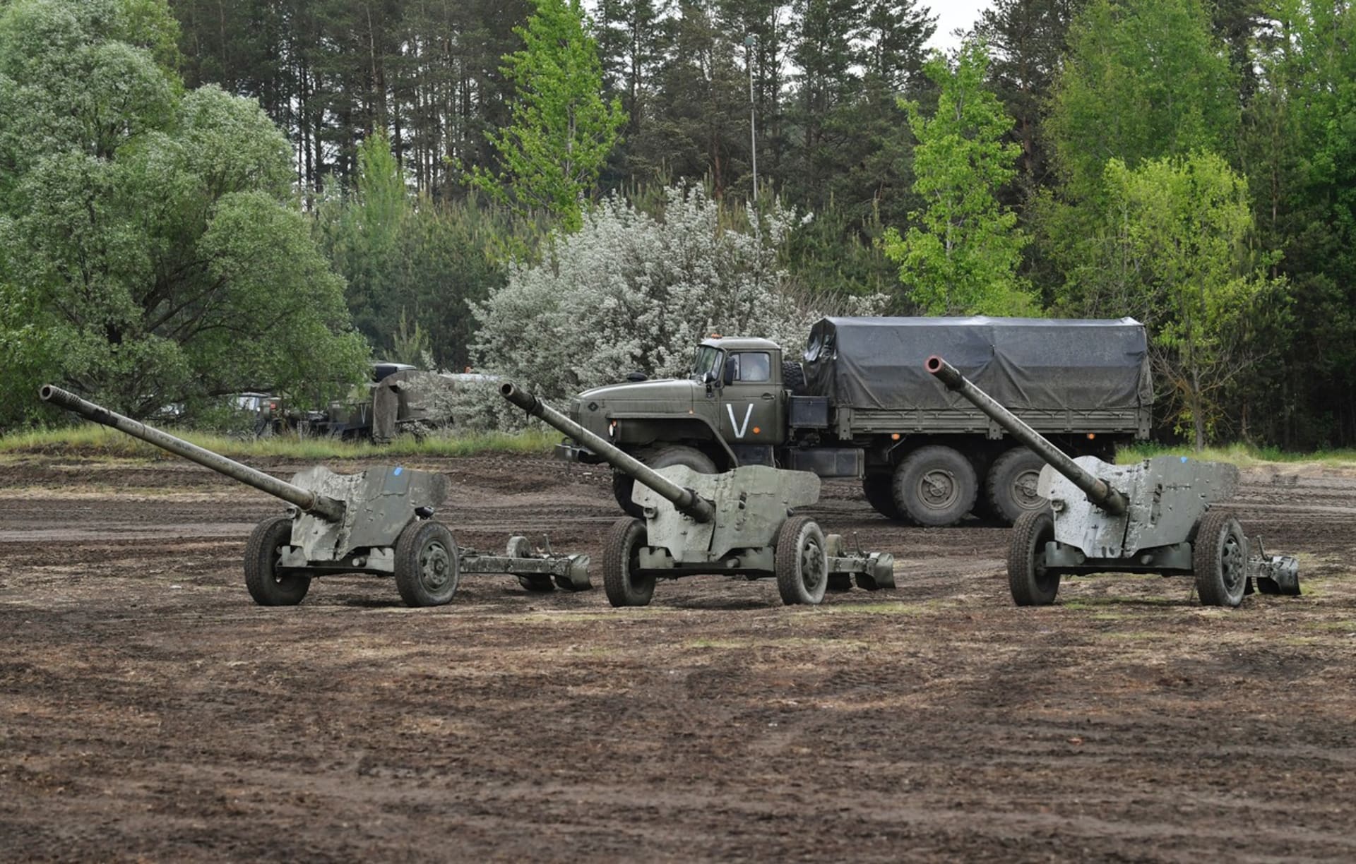 Rusové i Ukrajinci používají ve válce i stařičká děla MT-12 Rapira.